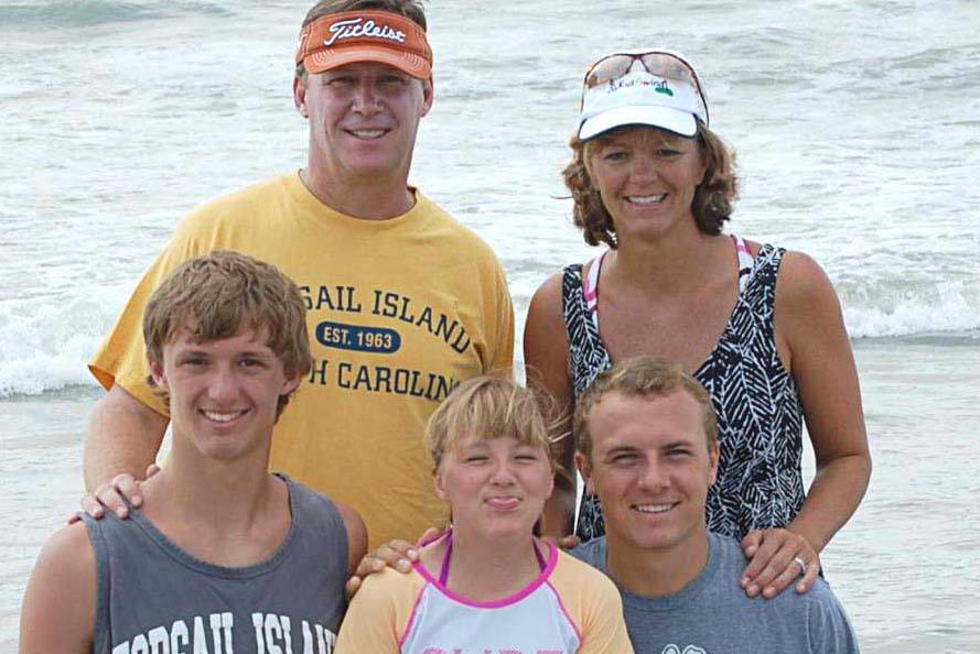 Jordan Spieth with his dad and mother, brother and sister